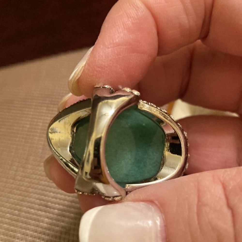 NWOT Stunning pear shaped green stone ring on silver tone with faux diamonds - Picture 5 of 6